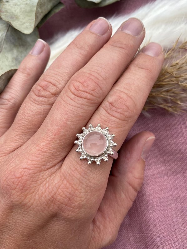 Ring  aus 925 Silber in Form einer Sonne mit einem Rosenquarz