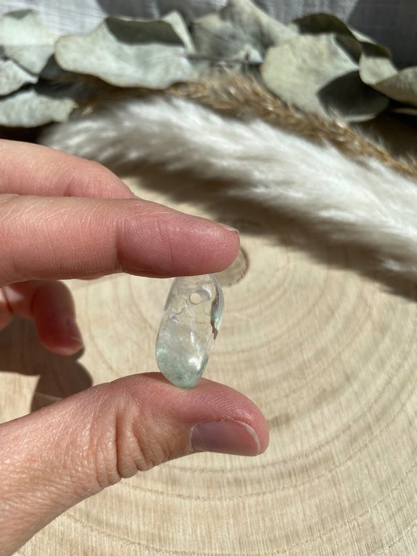 Bergkristall mit Chlorit Trommelstein gebohrt
