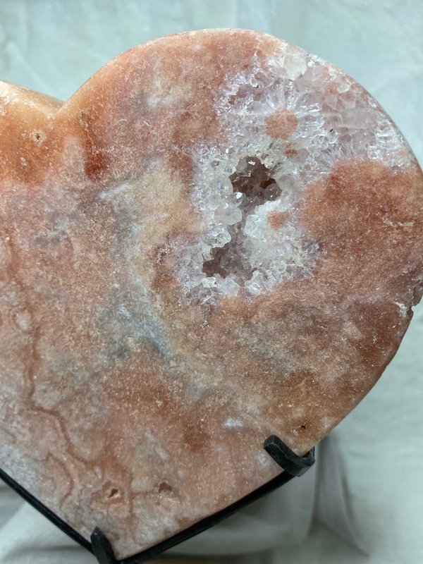 Wunderschönes rosa Amethyst Herz in AA-Qualität auf schwarzem Metallständer
